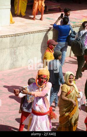 Les dévots de Lord Krishna célèbrent l'Holi à Nandagaon, dans l'Uttar Pradesh, en Inde. Banque D'Images