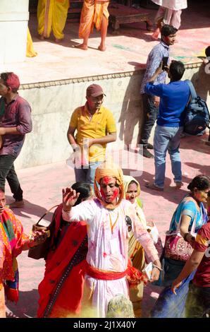 Les dévots de Lord Krishna célèbrent l'Holi à Nandagaon, dans l'Uttar Pradesh, en Inde. Banque D'Images