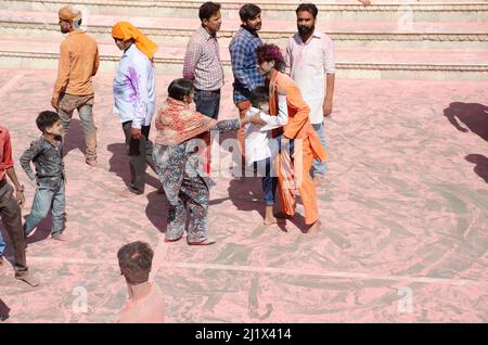 Les dévots de Lord Krishna célèbrent l'Holi à Nandagaon, dans l'Uttar Pradesh, en Inde. Banque D'Images