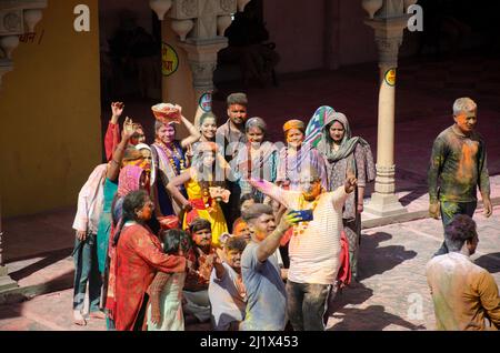 Les dévots de Lord Krishna célèbrent l'Holi à Nandagaon, dans l'Uttar Pradesh, en Inde. Banque D'Images