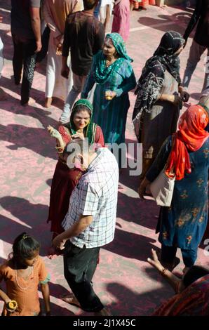 Les dévots de Lord Krishna célèbrent l'Holi à Nandagaon, dans l'Uttar Pradesh, en Inde. Banque D'Images