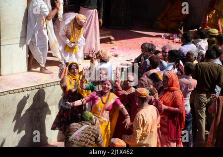 Les dévots de Lord Krishna célèbrent l'Holi à Nandagaon, dans l'Uttar Pradesh, en Inde. Banque D'Images