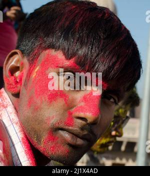 Les dévots de Lord Krishna célèbrent l'Holi à Nandagaon, dans l'Uttar Pradesh, en Inde. Banque D'Images