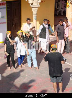 Les dévots de Lord Krishna célèbrent l'Holi à Nandagaon, dans l'Uttar Pradesh, en Inde. Banque D'Images