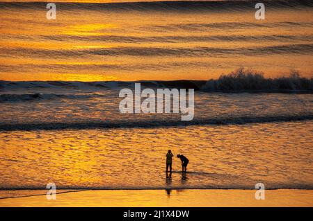Un incroyable lever de soleil au-dessus de la plage Banque D'Images