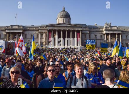 Londres, Royaume-Uni. 26th mars 2022. Les manifestants de Trafalgar Square à Londres se tiennent avec la marche de l'Ukraine. Des milliers de personnes ont défilé de Park Lane à Trafalgar Square en solidarité avec l'Ukraine tandis que la Russie poursuit son attaque. Banque D'Images