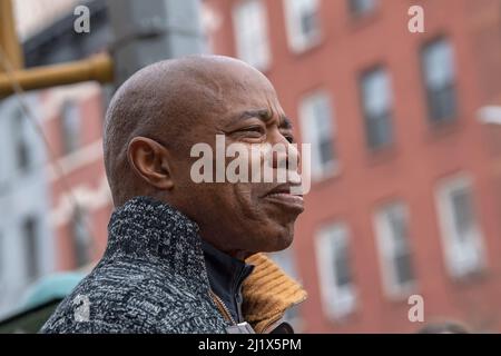 New York, États-Unis. 26th mars 2022. Le maire de New York, Eric Adams, parle lors d'une cérémonie de co-dénomination de rue dans Hell's Kitchen. Frances Perkins a été secrétaire du travail des États-Unis sous Franklin Delano Roosevelt de 1933 à 1945 et la première femme à servir comme secrétaire de cabinet. West 46th Street, entre la neuvième et la dixième avenues, un bloc qui inclut Hartley House, une organisation à but non lucratif où France Perkins était un travailleur social est co-nom Frances Perkins place. (Photo par Ron Adar/SOPA Images/Sipa USA) crédit: SIPA USA/Alay Live News Banque D'Images