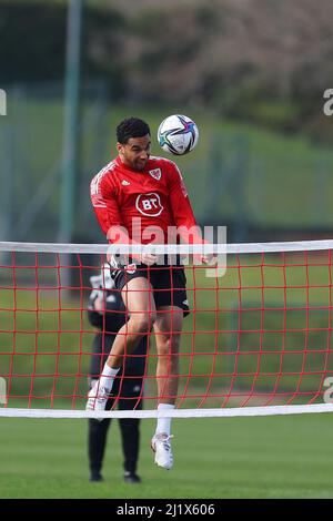 Cardiff, Royaume-Uni. 28th mars 2022. Ben Cabango du pays de Galles (c) lors de la session d'entraînement de l'équipe de football du pays de Galles au Vale Resort, Hensol, près de Cardiff, le lundi 28th mars 2022. L'équipe se prépare pour son prochain match, un ami contre la République tchèque demain. Cette image ne peut être utilisée qu'à des fins éditoriales. Usage éditorial seulement, photo par Andrew Orchard/Andrew Orchard sports photographie/Alamy Live News crédit: Andrew Orchard sports photographie/Alamy Live News Banque D'Images