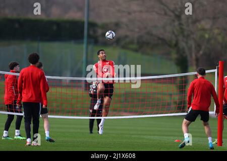 Cardiff, Royaume-Uni. 28th mars 2022. Ben Cabango du pays de Galles (c) lors de la session d'entraînement de l'équipe de football du pays de Galles au Vale Resort, Hensol, près de Cardiff, le lundi 28th mars 2022. L'équipe se prépare pour son prochain match, un ami contre la République tchèque demain. Cette image ne peut être utilisée qu'à des fins éditoriales. Usage éditorial seulement, photo par Andrew Orchard/Andrew Orchard sports photographie/Alamy Live News crédit: Andrew Orchard sports photographie/Alamy Live News Banque D'Images