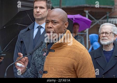 New York, États-Unis. 26th mars 2022. Le maire de New York, Eric Adams, parle lors d'une cérémonie de co-dénomination de rue dans Hell's Kitchen. Frances Perkins a été secrétaire du travail des États-Unis sous Franklin Delano Roosevelt de 1933 à 1945 et la première femme à servir comme secrétaire de cabinet. West 46th Street, entre la neuvième et la dixième avenues, un bloc qui inclut Hartley House, une organisation à but non lucratif où France Perkins était un travailleur social est co-nom Frances Perkins place. (Photo par Ron Adar/SOPA Images/Sipa USA) crédit: SIPA USA/Alay Live News Banque D'Images