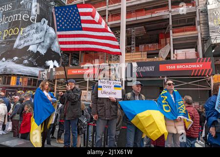 New York, États-Unis. 26th mars 2022. Un mémorial de fortune fait de paires de chaussures pour enfants vus lors d'une manifestation de mères en faveur de l'Ukraine à Times Square. La Russie a envahi l'Ukraine le 24 février 2022, déclenchant la plus grande attaque militaire en Europe depuis la Seconde Guerre mondiale Jusqu'à 10 millions d'Ukrainiens ont fui leurs foyers, soit en quittant le pays, soit en se déplaçant dans des zones plus sûres à l'intérieur de l'Ukraine. (Photo par Ron Adar/SOPA Images/Sipa USA) crédit: SIPA USA/Alay Live News Banque D'Images