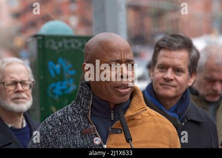 New York, États-Unis. 26th mars 2022. Le maire de New York, Eric Adams, parle lors d'une cérémonie de co-dénomination de rue dans Hell's Kitchen. Frances Perkins a été secrétaire du travail des États-Unis sous Franklin Delano Roosevelt de 1933 à 1945 et la première femme à servir comme secrétaire de cabinet. West 46th Street, entre la neuvième et la dixième avenues, un bloc qui inclut Hartley House, une organisation à but non lucratif où France Perkins était un travailleur social est co-nom Frances Perkins place. (Photo par Ron Adar/SOPA Images/Sipa USA) crédit: SIPA USA/Alay Live News Banque D'Images