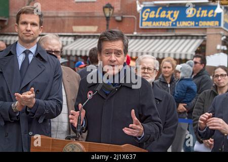 New York, États-Unis. 26th mars 2022. Le sénateur de l'État de New York Brad Holyman parle lors d'une cérémonie de co-dénomination de rue dans Hell's Kitchen. Frances Perkins a été secrétaire du travail des États-Unis sous Franklin Delano Roosevelt de 1933 à 1945 et la première femme à servir comme secrétaire de cabinet. West 46th Street, entre la neuvième et la dixième avenues, un bloc qui inclut Hartley House, une organisation à but non lucratif où France Perkins était un travailleur social est co-nom Frances Perkins place. (Photo par Ron Adar/SOPA Images/Sipa USA) crédit: SIPA USA/Alay Live News Banque D'Images