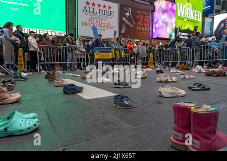 New York, États-Unis. 26th mars 2022. Un mémorial de fortune fait de paires de chaussures pour enfants vus lors d'une manifestation de mères en faveur de l'Ukraine à Times Square. La Russie a envahi l'Ukraine le 24 février 2022, déclenchant la plus grande attaque militaire en Europe depuis la Seconde Guerre mondiale Jusqu'à 10 millions d'Ukrainiens ont fui leurs foyers, soit en quittant le pays, soit en se déplaçant dans des zones plus sûres à l'intérieur de l'Ukraine. (Photo par Ron Adar/SOPA Images/Sipa USA) crédit: SIPA USA/Alay Live News Banque D'Images