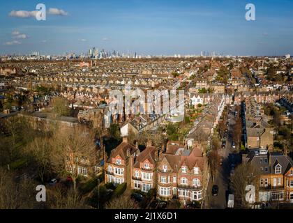 Londres- vue panoramique aérienne des toits de maisons mitoyennes dans le sud-ouest de Londres Banque D'Images