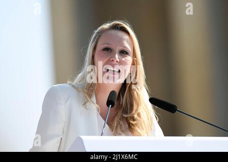 Paris, France. 27th mars 2022. Discours de Marion Marechal (le Pen) lors de la réunion de campagne (rassemblement) du chef du parti d'extrême-droite "Reconquete" et candidat à la présidence française Eric Zemmour, sur la place Trocadéro à Paris, France, le 27 mars 2022. Les électeurs français se rendront aux urnes en avril 2022 pour l'élection présidentielle. Crédit : Victor Joly/Alamy Live News Banque D'Images