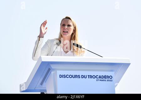 Paris, France. 27th mars 2022. Discours de Marion Marechal (le Pen) lors de la réunion de campagne (rassemblement) du chef du parti d'extrême-droite "Reconquete" et candidat à la présidence française Eric Zemmour, sur la place Trocadéro à Paris, France, le 27 mars 2022. Les électeurs français se rendront aux urnes en avril 2022 pour l'élection présidentielle. Crédit : Victor Joly/Alamy Live News Banque D'Images