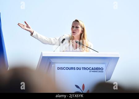 Paris, France. 27th mars 2022. Discours de Marion Marechal (le Pen) lors de la réunion de campagne (rassemblement) du chef du parti d'extrême-droite "Reconquete" et candidat à la présidence française Eric Zemmour, sur la place Trocadéro à Paris, France, le 27 mars 2022. Les électeurs français se rendront aux urnes en avril 2022 pour l'élection présidentielle. Crédit : Victor Joly/Alamy Live News Banque D'Images