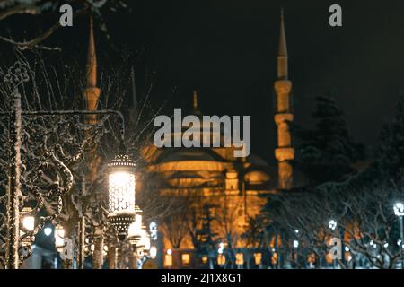 Mosquée bleue ou mosquée Sultanahmet la nuit en hiver. Photo de fond d'Istanbul. Voyage en Turquie en hiver concept. Mise au point sélective sur le premier plan. Non Banque D'Images