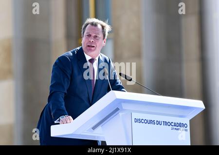 Paris, France. 27th mars 2022. Discours de Jerome Riviere lors de la réunion de campagne (rassemblement) du chef du parti d'extrême-droite "Reconquete" et du candidat français à la présidence Eric Zemmour, sur la place du Trocadéro à Paris, en France, le 27 mars 2022. Les électeurs français se rendront aux urnes en avril 2022 pour l'élection présidentielle. Crédit : Victor Joly/Alamy Live News Banque D'Images