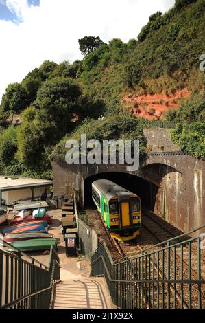 153333 à l'arrière d'un service en direction de l'ouest à Dawlish. Banque D'Images