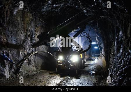 Forage géant posé à la mine souterraine Banque D'Images