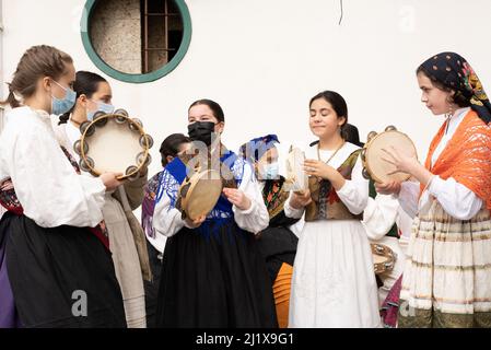 Vigo, Galice, Espagne, mars 26 2022 : un groupe de filles joue de la musique folklorique galicienne avec des tambourins à Vigo Espagne Banque D'Images