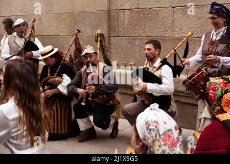 Vigo, Galice, Espagne, mars 26 2022 : un groupe de musiciens folkloriques joue de la musique en costume traditionnel lors d'un festival de rue Banque D'Images