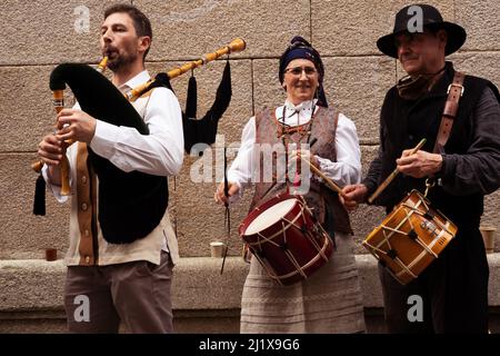 Vigo, Galice, Espagne, mars 26 2022 : une femme et deux hommes jouent de la musique folklorique en portant des costumes traditionnels de Galice Banque D'Images