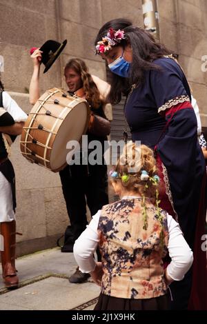 Vigo, Galice, Espagne, mars 26 2022 : photo verticale d'une mère dansant avec sa fille dans un festival de musique celtique en Galice Banque D'Images