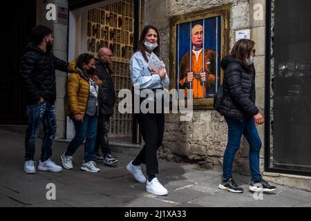 Barcelone, Espagne. 28th mars 2022. Les voyageurs se promeuvent devant un graffiti de l'artiste urbain italien 'TVBoy', Salvatore Benintende, intitulé 'le rêve' représentant le président russe Vladimir Poutine emprisonné et derrière les barreaux pour protester contre les attaques russes en cours Credit: Matthias Oesterle/Alamy Live News Banque D'Images