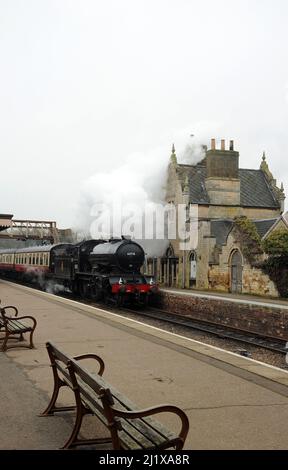 'Morayshire' arrivant à la gare de Wansofrd depuis l'ouest. Banque D'Images