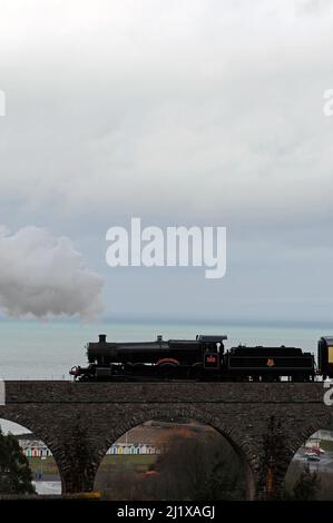 « Lydham Manor » (en cours d'exécution comme pionnier de classe 7800 « Torquay Manor ») sur le Viaduc de Hookhills. Banque D'Images