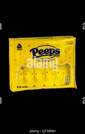 Lancaster, PA, États-Unis - 26 mars 2022: Peeps est un sucre doux, coloré et moelleux guimauve sucrerie faite par un fabricant de bonbons appartenant à la famille à Bethle Banque D'Images