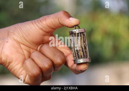 Filtre à huile usagé trouvé dans le moteur diesel tenu dans la main Banque D'Images