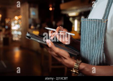 Gros plan africain américain homme tenant une tablette numérique Banque D'Images