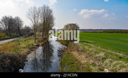 Vue aérienne du printemps en regardant le petit Stour vers Littlebourne, depuis Wickhambreaux, Kent Banque D'Images
