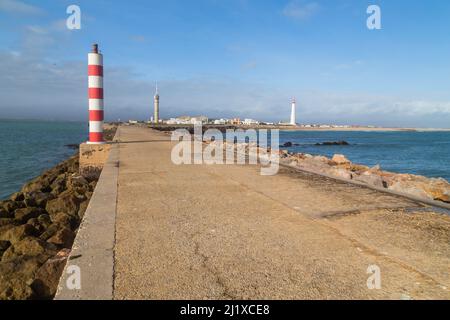 Les deux phares à l'entrée d'un petit port dans l'île de Farol près d'Olhao. Algarve, Portugal Banque D'Images