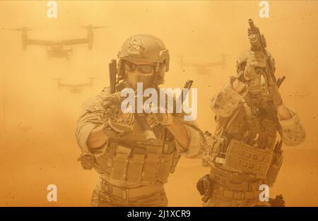 Les forces militaires et les hélicoptères entre la fumée et la poussière sur le champ de bataille. Banque D'Images