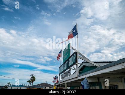 ROCKPORT, TX - 3 FÉVRIER 2020 : PANNEAU avant du magasin D'APPÂTS DE MAMANS et drapeaux avec nuages et ciel bleu en arrière-plan. Un endroit populaire pour les crevettes fraîches. Banque D'Images