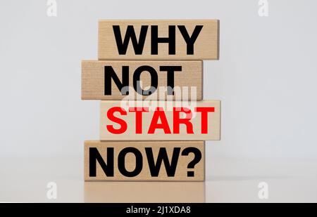 Homme d'affaires met des blocs de bois avec les mots Pourquoi ne pas commencer maintenant. Motivation, inspiration concept. Réalisations des objectifs. Banque D'Images