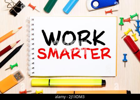 Bloc-notes sur table avec texte à l'intérieur : Work Smart. Banque D'Images