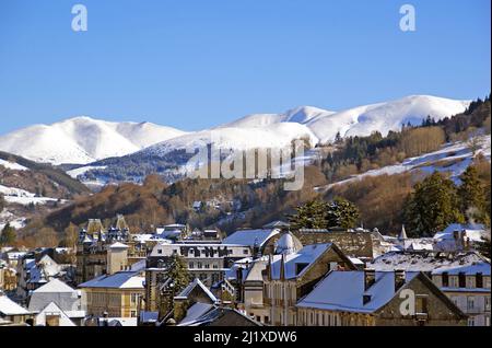 La ville de la Bourboule avec le Puy de la Tache au loin Banque D'Images