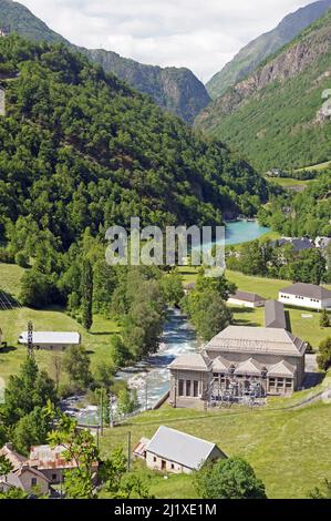 La petite ville de Gedre dans les Pyrénées françaises Banque D'Images