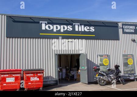 EXETER, DEVON, Royaume-Uni - 21 SEPTEMBRE 2021 entrée Topps Tiles, Trusham Road sur le domaine commercial Marsh Barton Banque D'Images