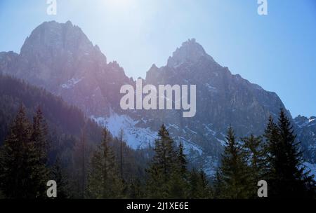 Halos de lumière le matin sur les montagnes d'Alpinisteig, Cima Undici, dans le Val Fiscalina Banque D'Images