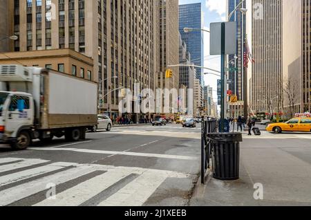Manhattan New York City, rue près de radio City Music Hall avec beaucoup de circulation, de passages en croix et poubelle à l'avant, horizontale Banque D'Images