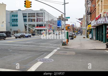 AMC Magic Johnson Harlem Magic Theatres New York City avec la rue et la circulation à l'avant-garde pendant la journée d'hiver avec couvert, horizontal Banque D'Images