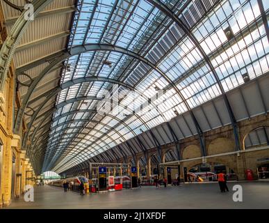 Les plates-formes 7 et 8 de la gare King's Cross de Londres par une journée ensoleillée. Londres. ROYAUME-UNI Banque D'Images