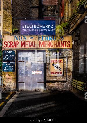 Panneaux d'époque à l'entrée du bar et lieu de divertissement Electrowerkz à Torrens Street, Londres. ROYAUME-UNI Banque D'Images